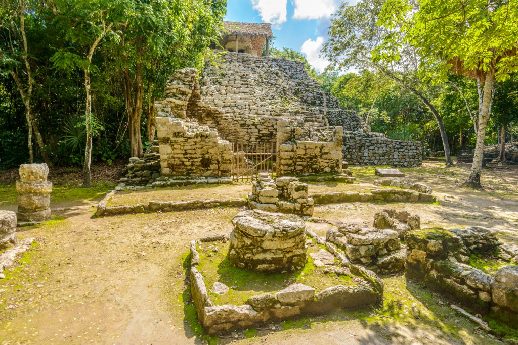Estelas de piedra maya coba